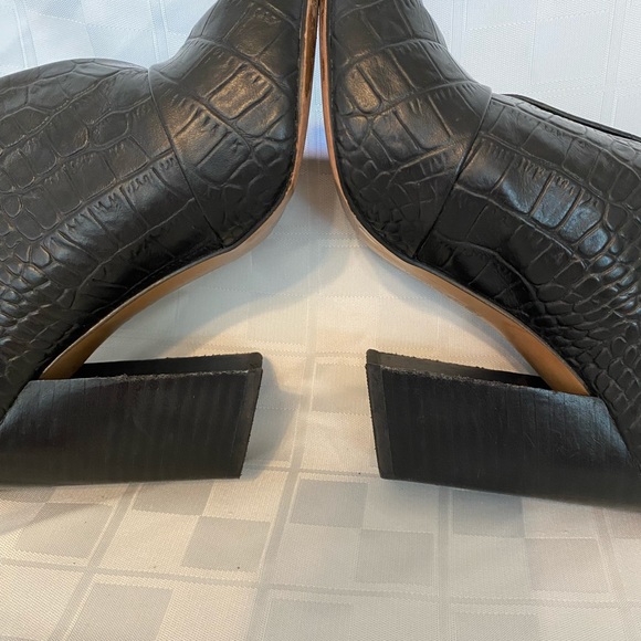 Vince Camuto Crock Embossed,Leather Ankle VFront boots,Zipper, 3.5”heels,Size 7M - Picture 16 of 17